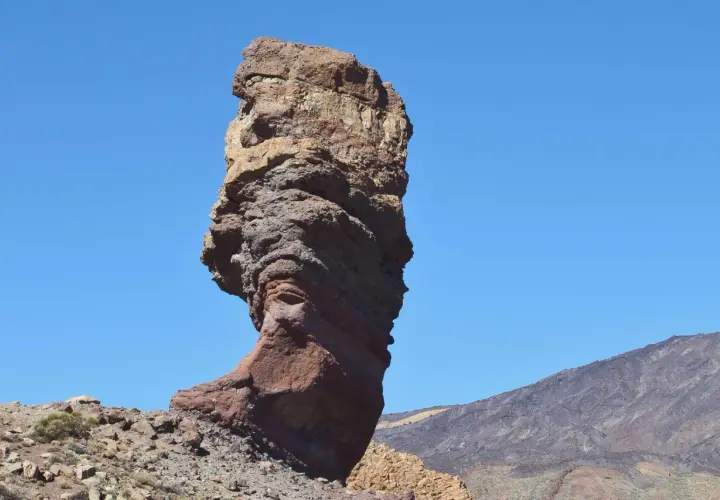 Roque Cinchado, un monolito imponente en un paisaje volcánico. Descubre cómo llegar a esta maravilla natural.