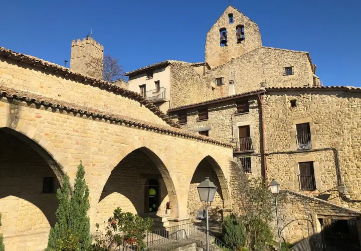 Pueblo medieval con arcos de piedra y torre de campanas. Si buscas qué ver en Sos del Rey Católico, este es un lugar histórico.