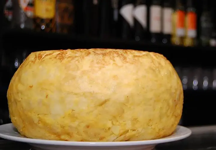Tortilla de patatas casera, ¡un clásico que siempre triunfa! Las opiniones de taberna bar Santos la recomiendan.