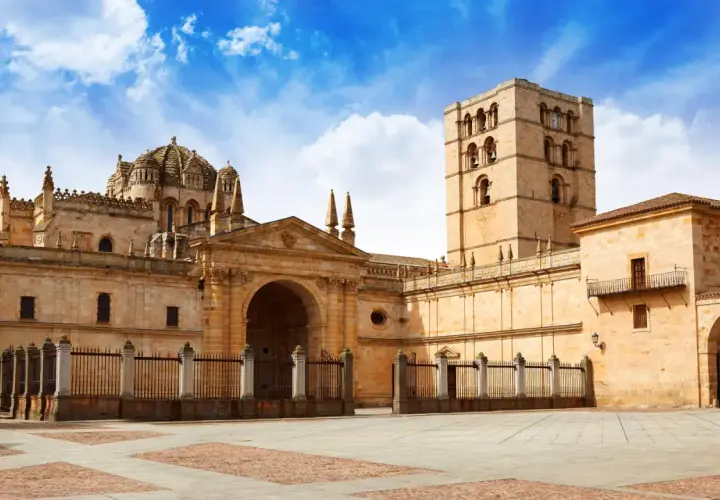 Impresionante Catedral de Zamora, un lugar imprescindible que ver. Su torre románica y cúpulas bizantinas bajo un cielo azul.