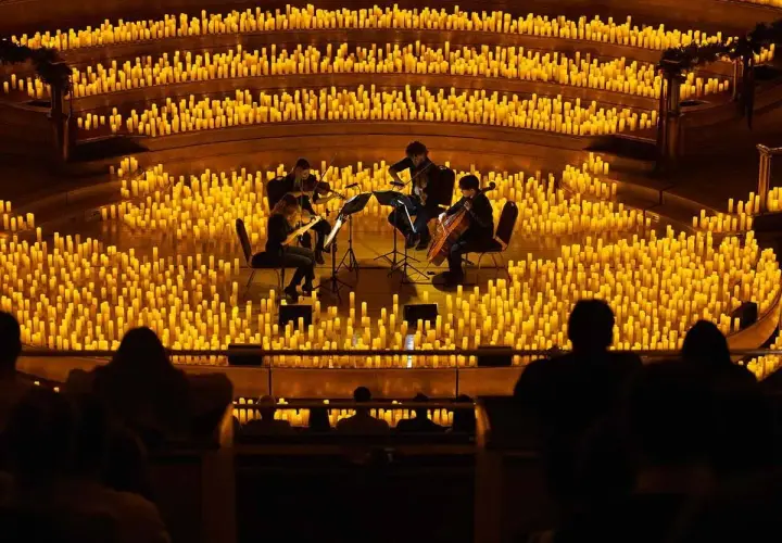 Un concierto de música clásica bajo la luz de miles de velas, evocando la magia de "El Señor de los Anillos".
