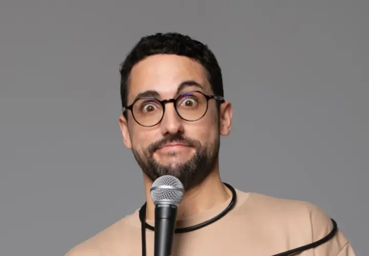Un cómico con gafas y micrófono, listo para hacer reír en Madrid. Galder Varas, ¡a escena!