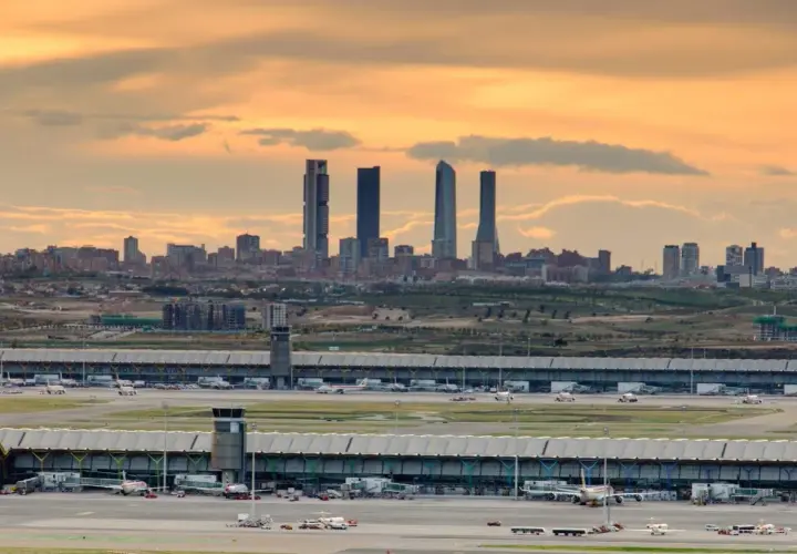El mirador de Paracuellos ofrece una vista panorámica del aeropuerto de Madrid-Barajas y el skyline de la ciudad al atardecer.