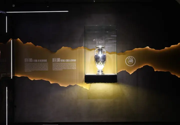 Trofeo de la Eurocopa en exhibición, un símbolo de las leyendas del fútbol.