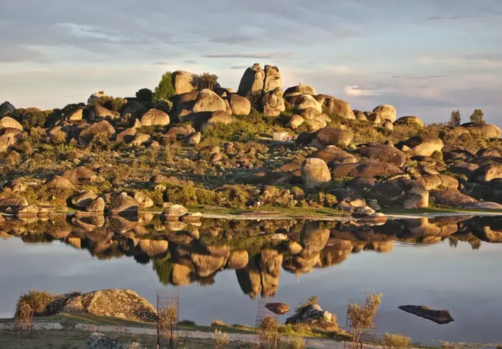 Paisaje rocoso y reflejos en el agua en Malpartida de Cáceres.