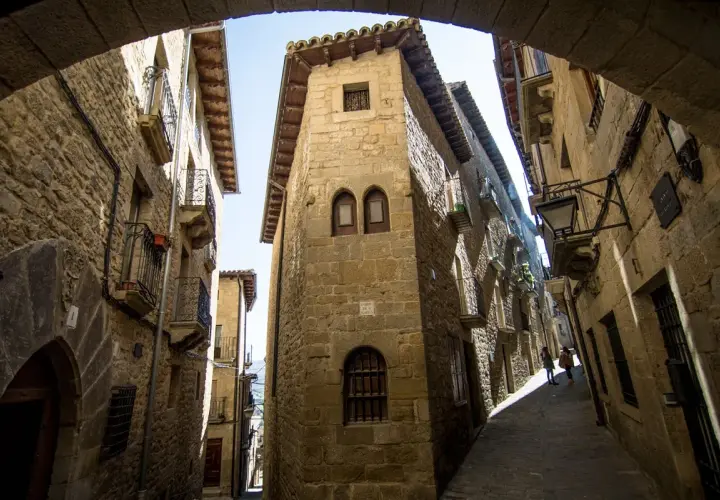 Calle empedrada entre edificios de piedra, un ejemplo de los pueblos bonitos cerca de Sos del Rey Católico.