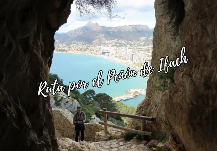 Un excursionista en una ruta por el Peñón de Ifach, con vistas al mar Mediterráneo y a la ciudad.