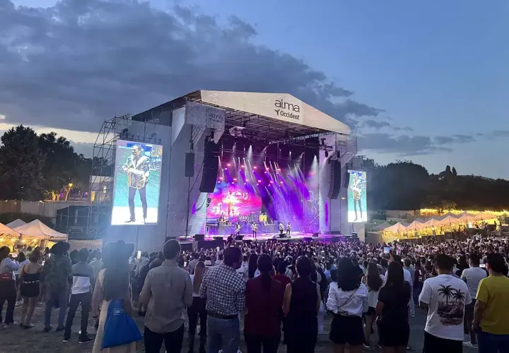 Multitud disfrutando del alma festival madrid. El escenario principal iluminado con luces púrpuras, pantallas gigantes y una banda tocando.