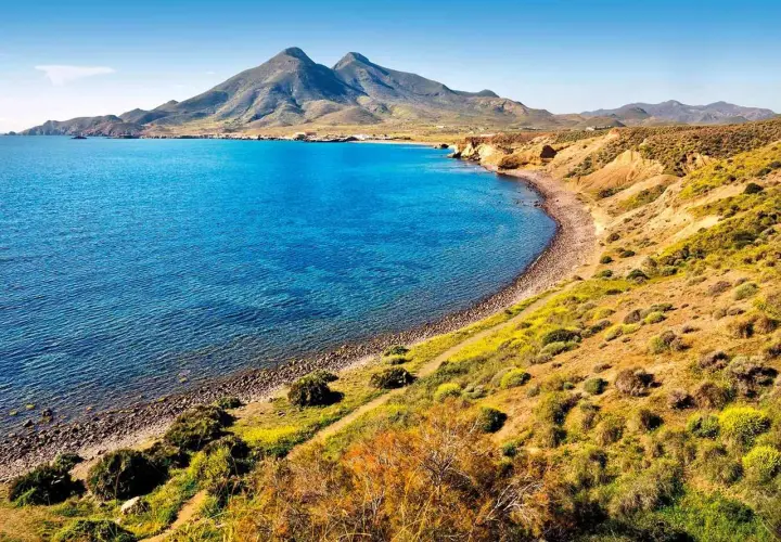Costa de Nijar, un paraíso con aguas turquesas y montañas imponentes. ¡Nada que ver con la rutina!