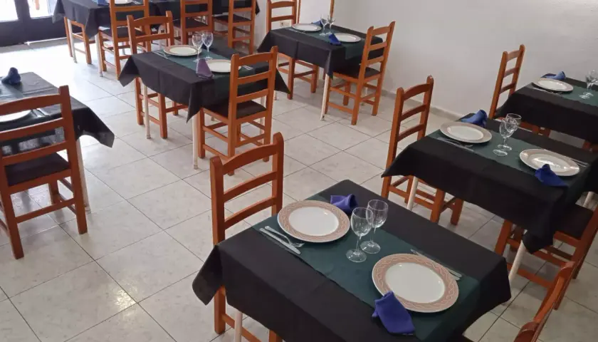 Mesas puestas en el bar restaurante Casa Goyo. Platos, copas y servilletas listas para recibir a los comensales.