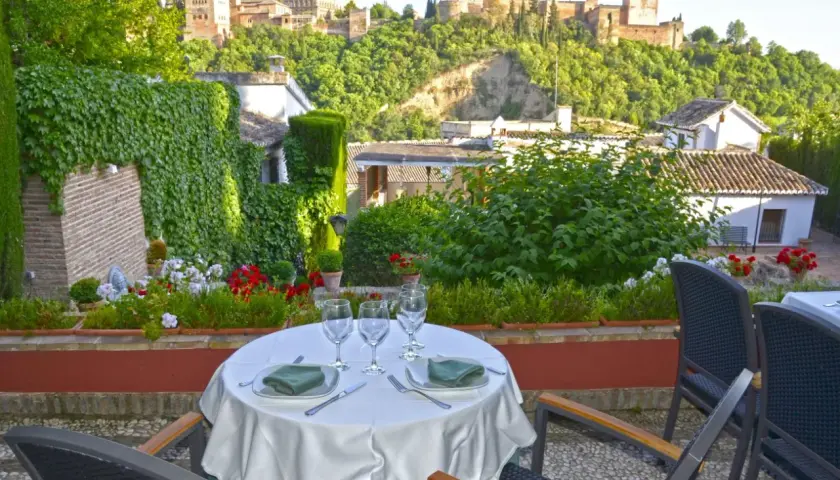 Mesa puesta en el restaurante Carmen el Agua, con vistas a la Alhambra.