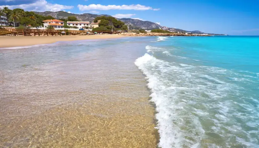 Aguas cristalinas y arena dorada en la playa Romana de Alcossebre. ¡Un paraíso para relajarse!