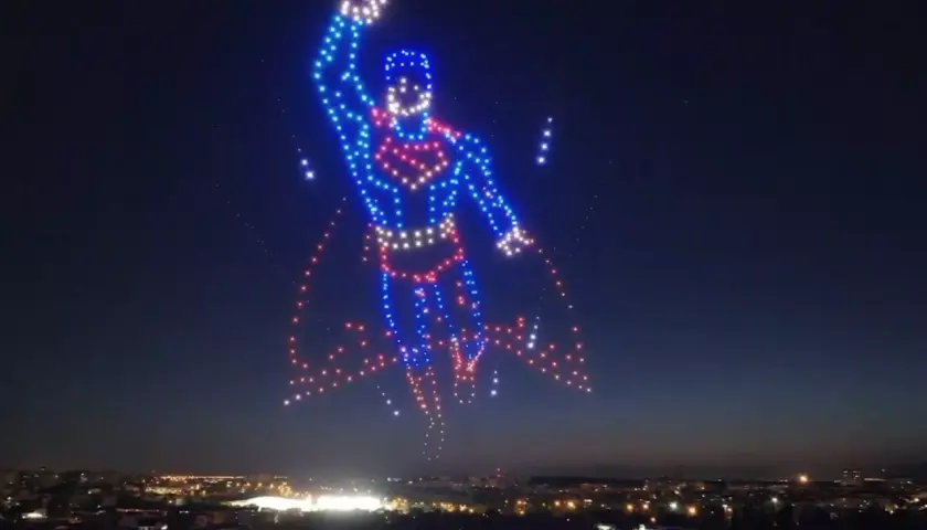 Espectáculo de drones en Madrid: un superhéroe ilumina el cielo nocturno sobre la ciudad.
