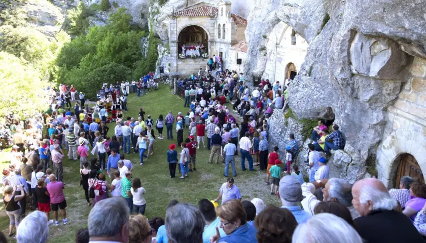 Multitud reunida en la ermita de la cueva para las fiestas El Escorial.