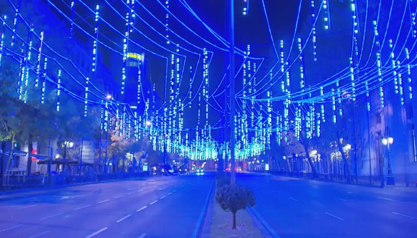Calle de Madrid iluminada con miles de luces azules navideñas. ¿Hasta cuándo están las luces de navidad en Madrid?
