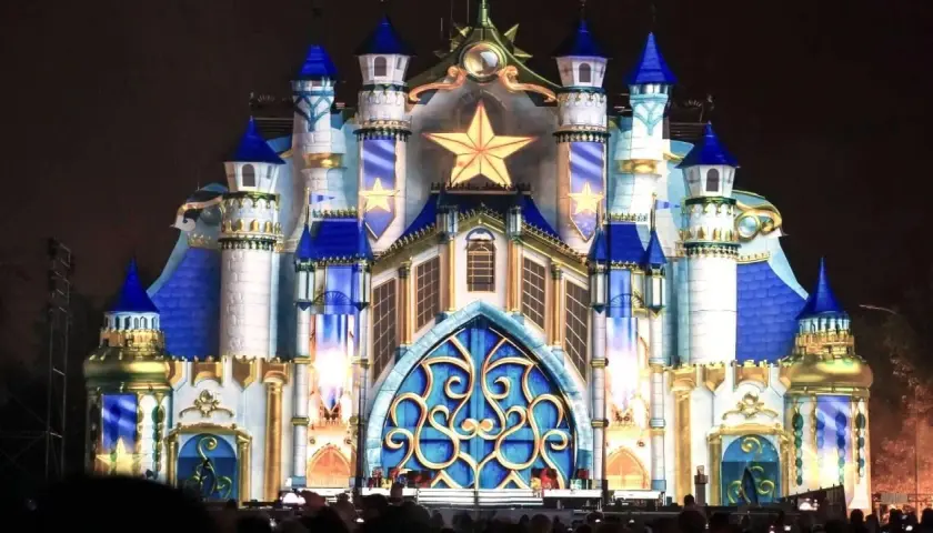 Castillo iluminado con estrellas doradas y detalles azules, evocando la magia de la ciudad de la Navidad Madrid.