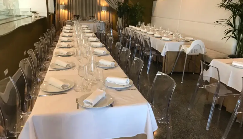 Mesas elegantemente puestas en un salón, ideal para descubrir restaurantes con encanto en Vigo y alrededores.