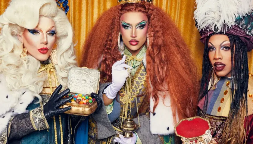 Reinas del bingo de señoras Madrid, con pelucas extravagantes y joyas deslumbrantes, comparten dulces y tesoros.
