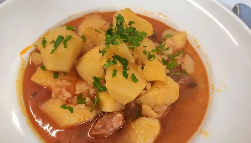 Guiso casero de patatas y carne, perfecto para saber donde comer en Laguardia barato y sabroso.