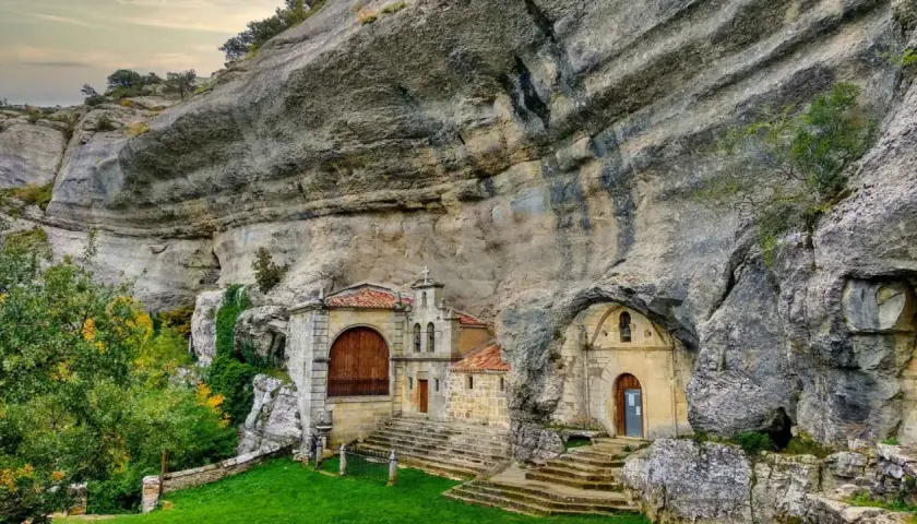 Ermita rupestre, un tesoro escondido entre los pueblos cerca de Ojo Guareña.