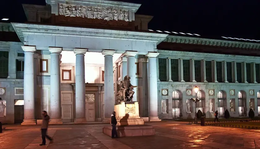 La noche de los museos ilumina el Prado con su majestuosa fachada y la estatua de Velázquez.