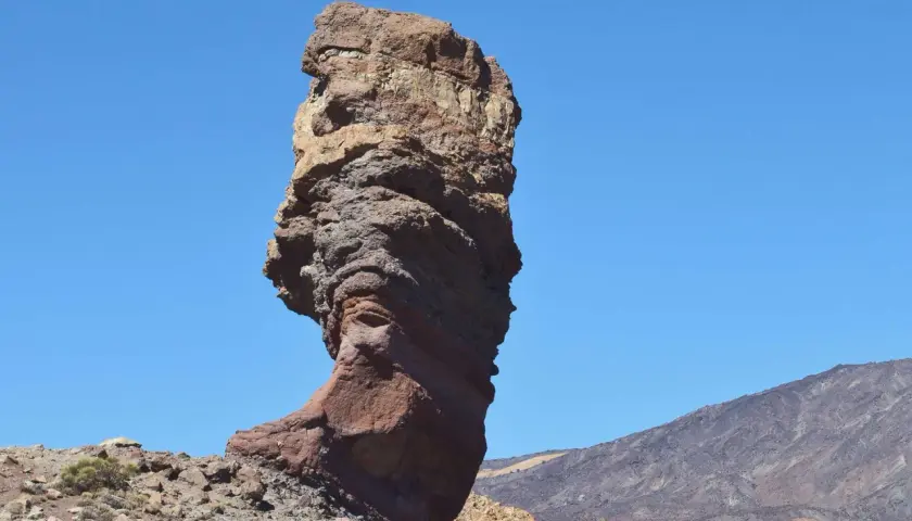 Roque Cinchado, un monolito imponente en un paisaje volcánico. Descubre cómo llegar a esta maravilla natural.