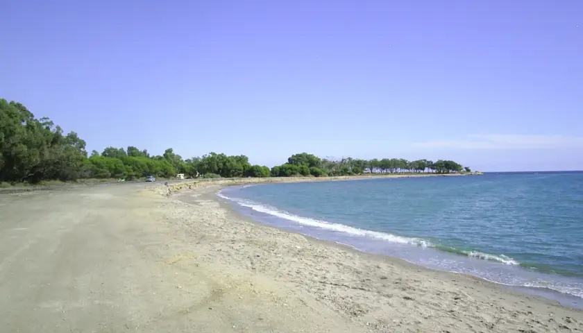 Playa Quitapellejos: arena clara, mar azul y pinos. Un lugar tranquilo para relajarse, según las opiniones.