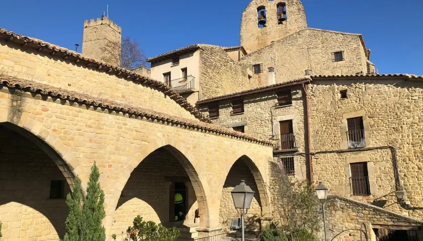 Pueblo medieval con arcos de piedra y torre de campanas. Si buscas qué ver en Sos del Rey Católico, este es un lugar histórico.