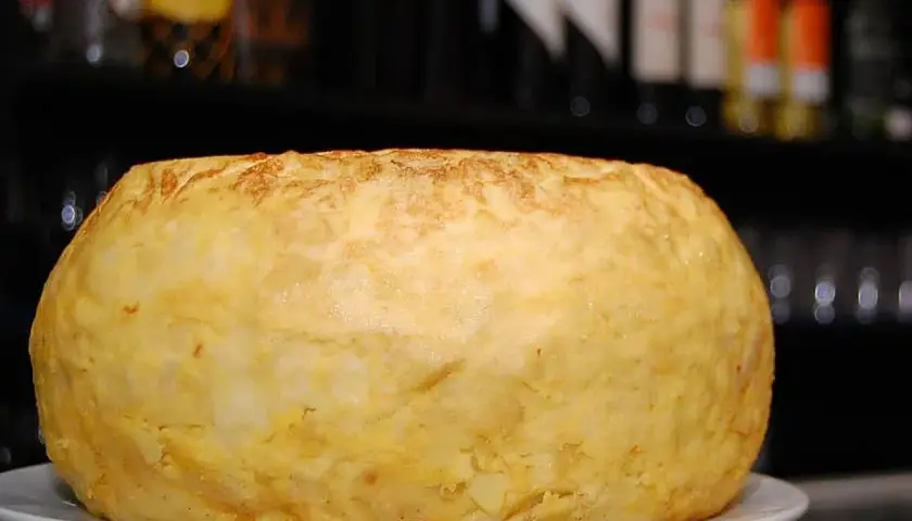 Tortilla de patatas casera, ¡un clásico que siempre triunfa! Las opiniones de taberna bar Santos la recomiendan.