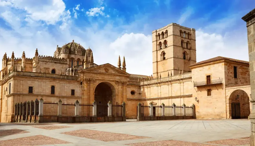 Impresionante Catedral de Zamora, un lugar imprescindible que ver. Su torre románica y cúpulas bizantinas bajo un cielo azul.