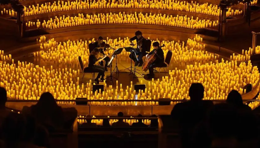 Un concierto de música clásica bajo la luz de miles de velas, evocando la magia de "El Señor de los Anillos".