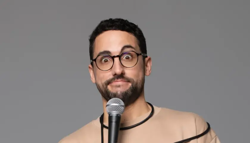 Un cómico con gafas y micrófono, listo para hacer reír en Madrid. Galder Varas, ¡a escena!