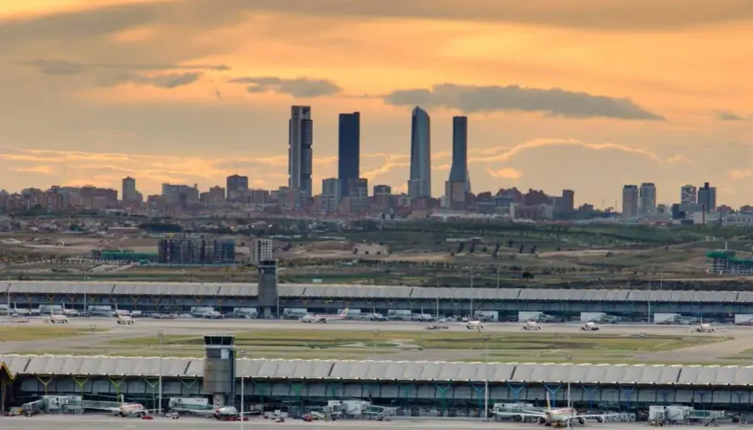 El mirador de Paracuellos ofrece una vista panorámica del aeropuerto de Madrid-Barajas y el skyline de la ciudad al atardecer.
