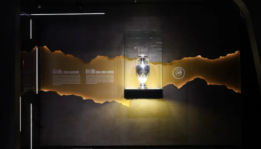 Trofeo de la Eurocopa en exhibición, un símbolo de las leyendas del fútbol.