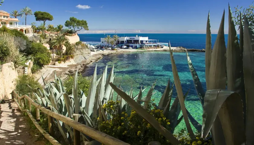 Un paseo por la costa de Benissa, con sus aguas cristalinas y vegetación exuberante. ¡Descubre qué ver en Benissa!