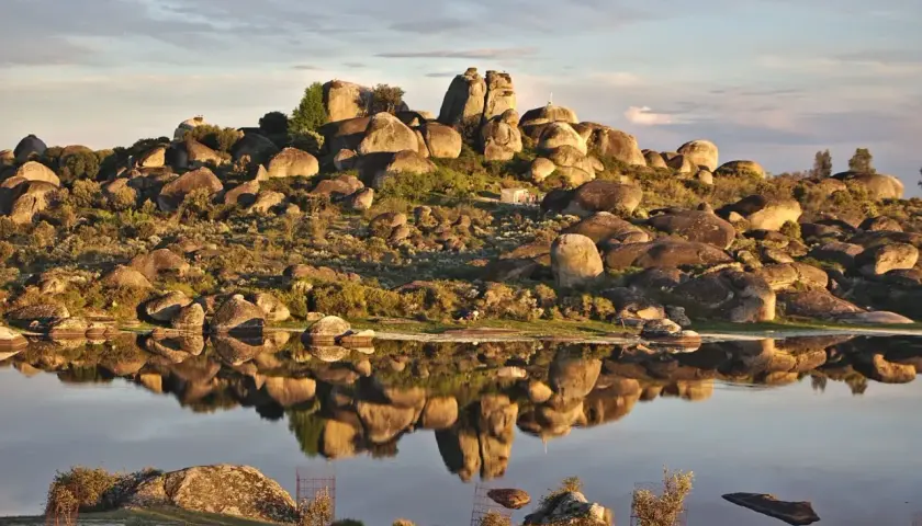 Paisaje rocoso y reflejos en el agua en Malpartida de Cáceres.