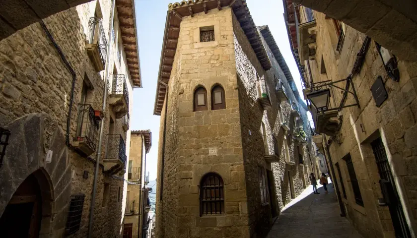 Calle empedrada entre edificios de piedra, un ejemplo de los pueblos bonitos cerca de Sos del Rey Católico.