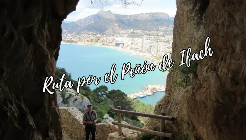 Un excursionista en una ruta por el Peñón de Ifach, con vistas al mar Mediterráneo y a la ciudad.
