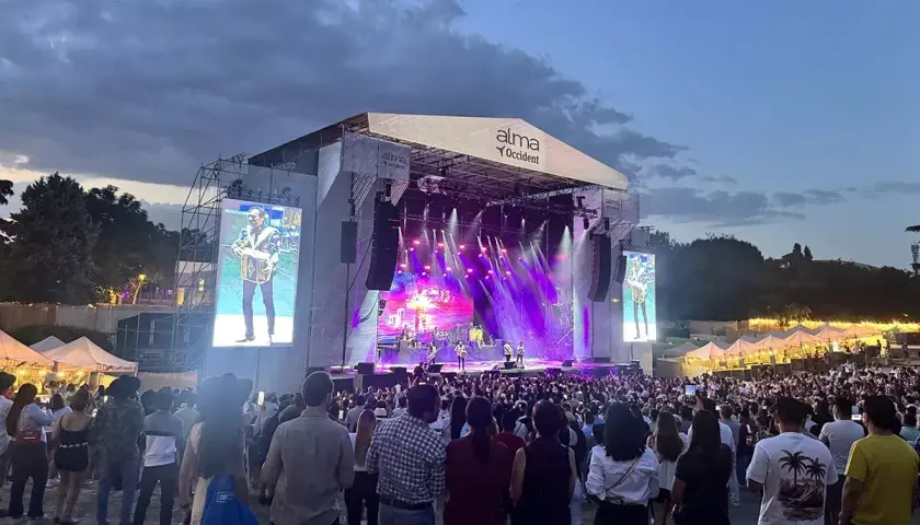 Multitud disfrutando del alma festival madrid. El escenario principal iluminado con luces púrpuras, pantallas gigantes y una banda tocando.