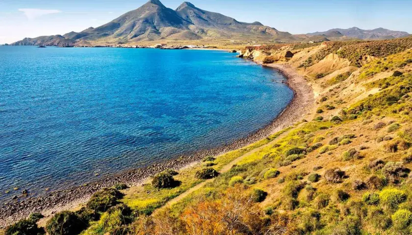 Costa de Nijar, un paraíso con aguas turquesas y montañas imponentes. ¡Nada que ver con la rutina!