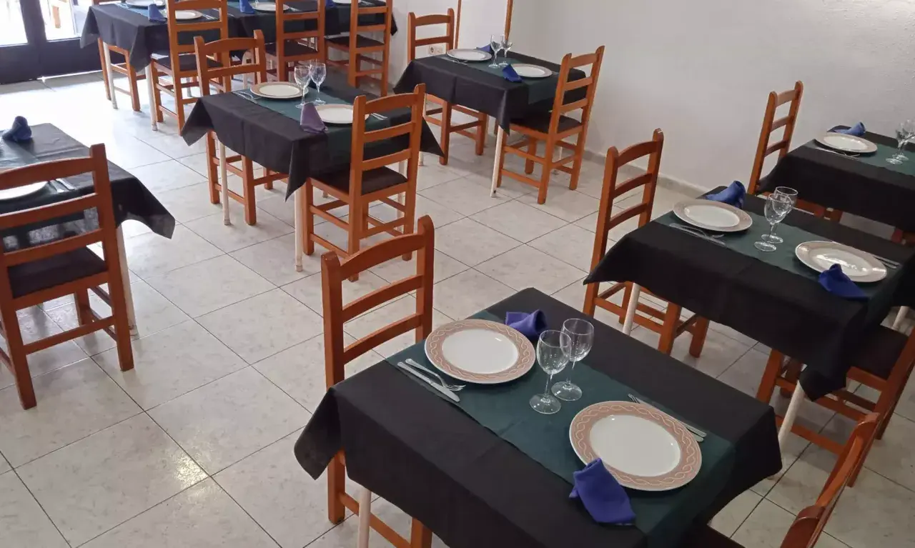 Mesas puestas en el bar restaurante Casa Goyo. Platos, copas y servilletas listas para recibir a los comensales.