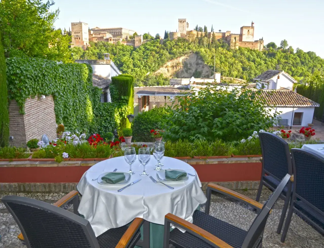 Mesa puesta en el restaurante Carmen el Agua, con vistas a la Alhambra.