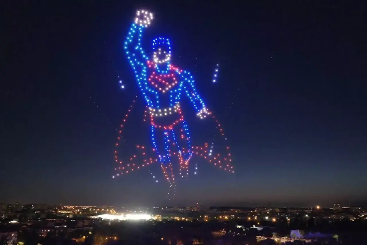 Espectáculo de drones en Madrid: un superhéroe ilumina el cielo nocturno sobre la ciudad.
