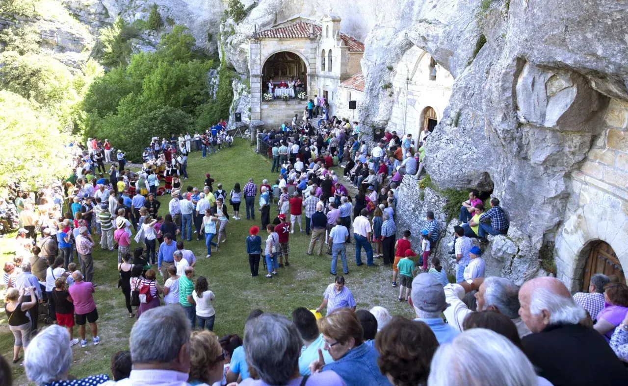 Multitud reunida en la ermita de la cueva para las fiestas El Escorial.