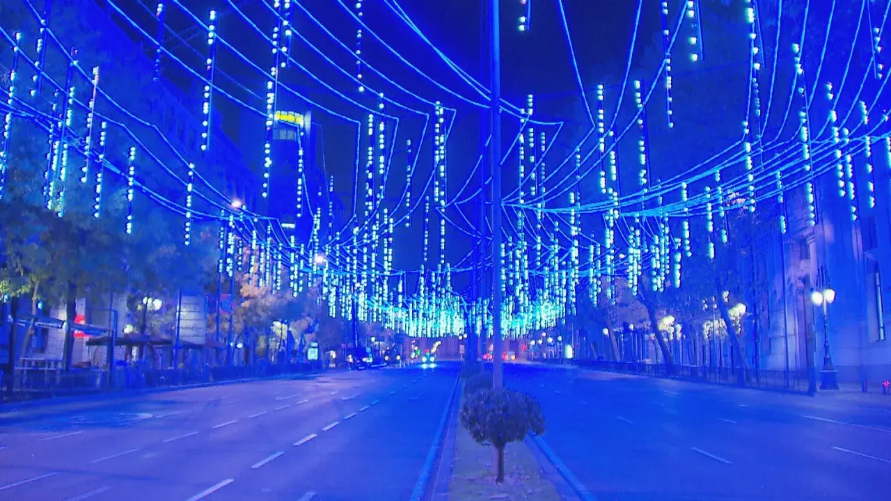 Calle de Madrid iluminada con miles de luces azules navideñas. ¿Hasta cuándo están las luces de navidad en Madrid?