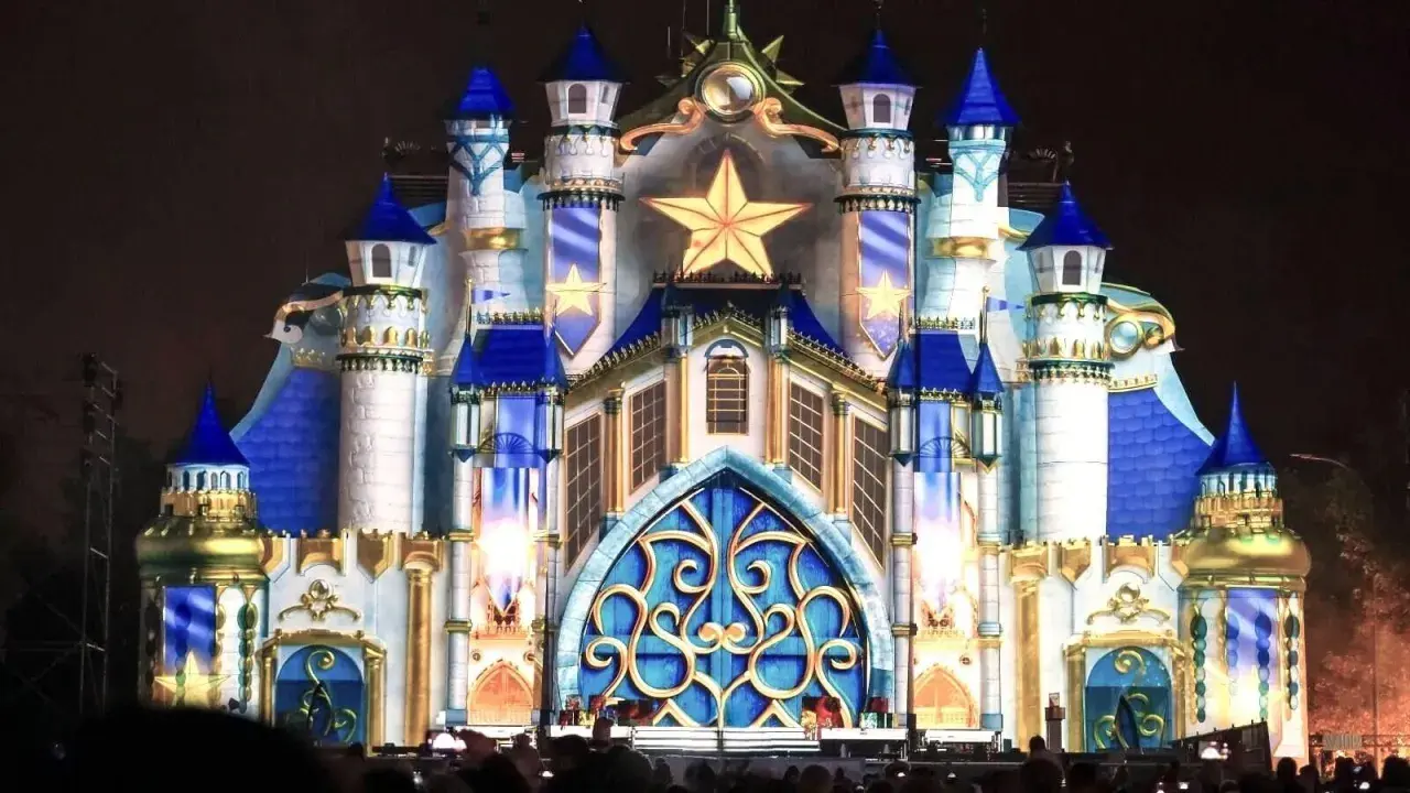 Castillo iluminado con estrellas doradas y detalles azules, evocando la magia de la ciudad de la Navidad Madrid.