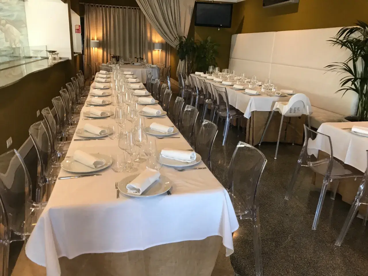 Mesas elegantemente puestas en un salón, ideal para descubrir restaurantes con encanto en Vigo y alrededores.