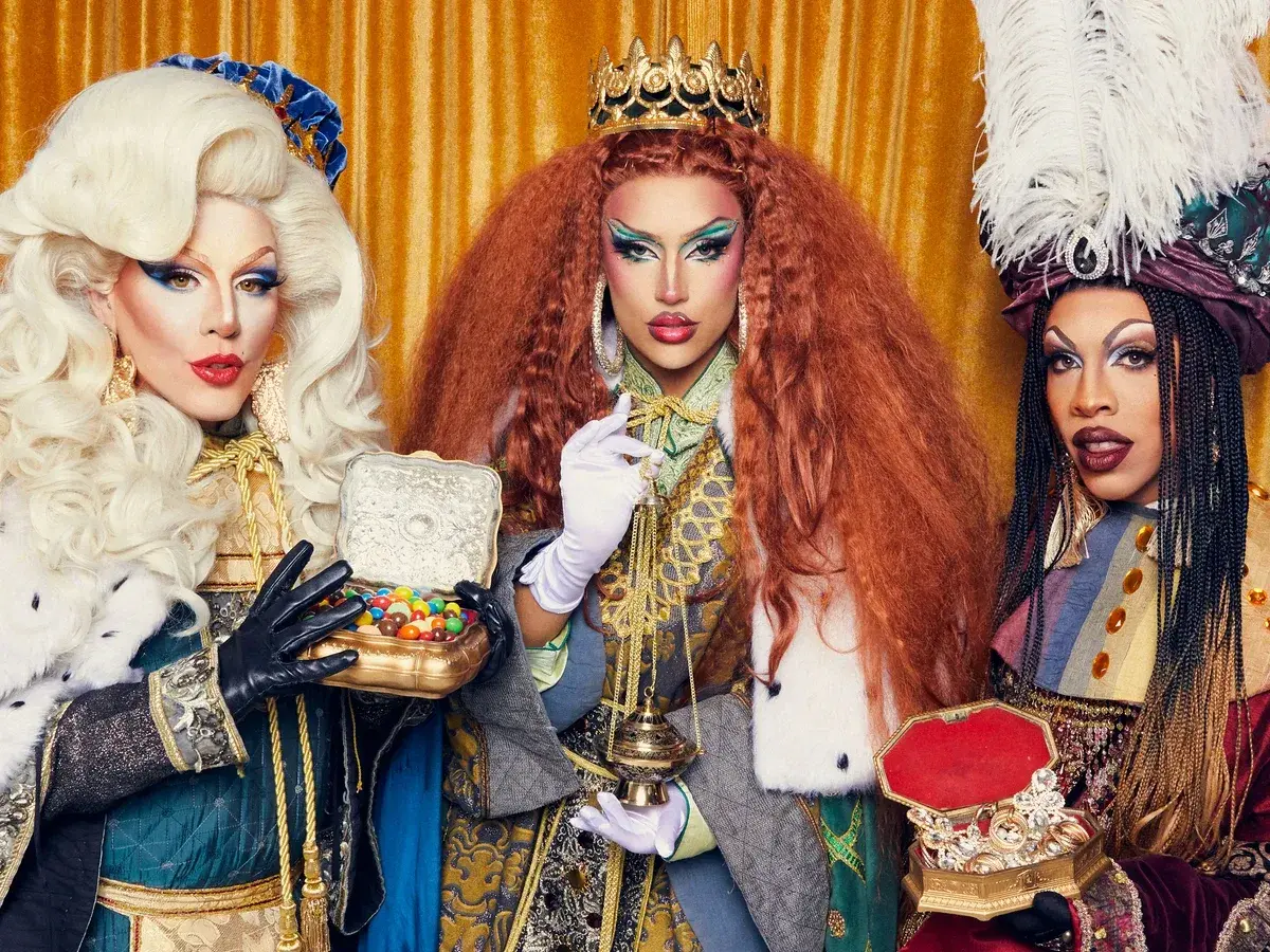 Reinas del bingo de señoras Madrid, con pelucas extravagantes y joyas deslumbrantes, comparten dulces y tesoros.
