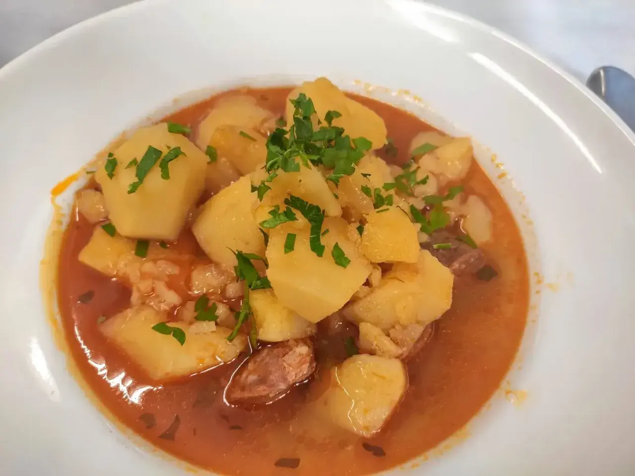 Guiso casero de patatas y carne, perfecto para saber donde comer en Laguardia barato y sabroso.