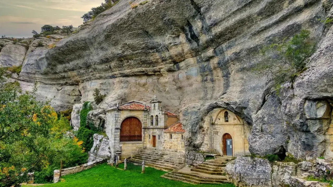 Ermita rupestre, un tesoro escondido entre los pueblos cerca de Ojo Guareña.